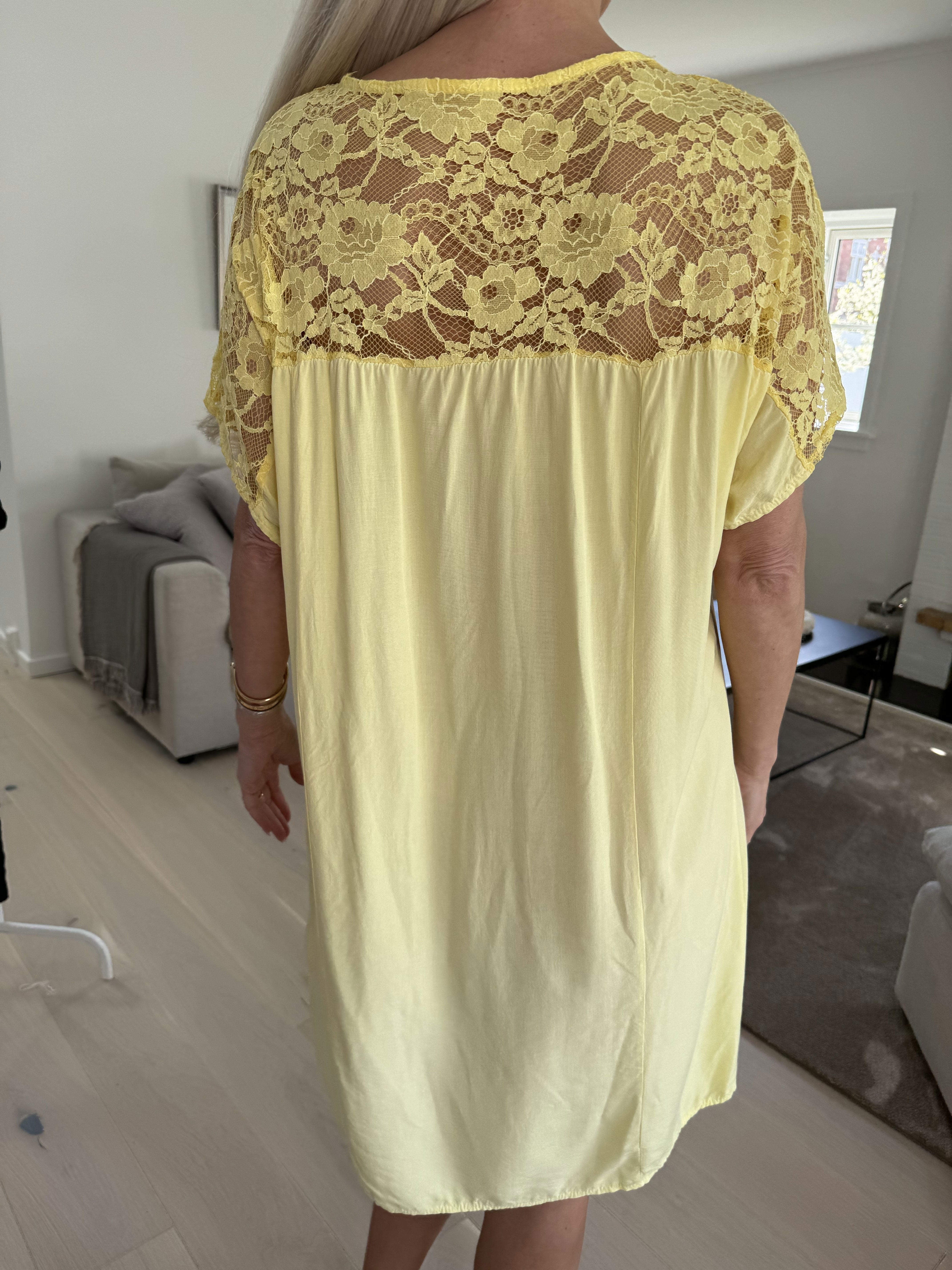 Martina - Söt klänning med spetstopp